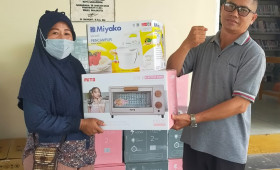 Penyerahan open dan mixer kepada peserta pelatihan pembuatan kue kering