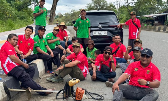 Kerja Bakti Penanaman Tanaman Hias di Kawasan Jalan APT Pranoto